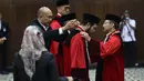Posisi Anwar Usman sebagai Hakim Mahkamah Konstitusi diganti Liliek Prisbawono Adi yang resmi dilantik oleh Presiden Prabowo Subianto di Istana Negara pada Jumat 10 April 2026. Tampak dalam foto, Anwar Usman (tengah) saat mengikuti prosesi wisuda purnabakti di Ruang Sidang Mahkamah Konstitusi (MK), Jakarta, Senin (13/4/2026). (Kapanlagi.com/Budy Santoso)
