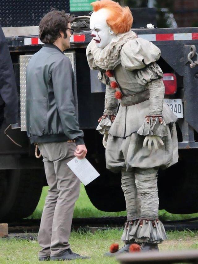 Kocak, Begini Ekspresi Bill Hader Takut Lihat Mata Skarsgard di Balik Layar IT: Chapter 2