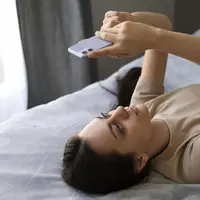 Jangan langsung menyetuh handphone pada satu jam pertama setelah bangun tidur (copyright Freepik)