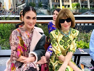 Luna Maya tampak menawan dalam balutan gaun keluaran Coach dengan detail sangat colourful. (Liputan6.com/IG/@lunamaya)