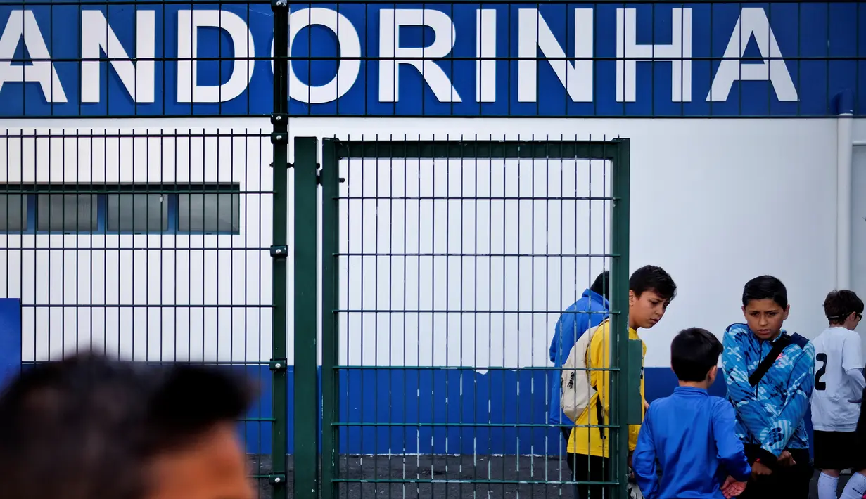 Pesepak bola muda CF Andorinha berkumpul jelang berlatih di Funchal, Madeira, Portugal, (30/4/2016). CF Andorinha adalah klub masa kecil bintang Portugal, Cristiano Ronaldo. (AFP/Patricia De Melo Moreira)