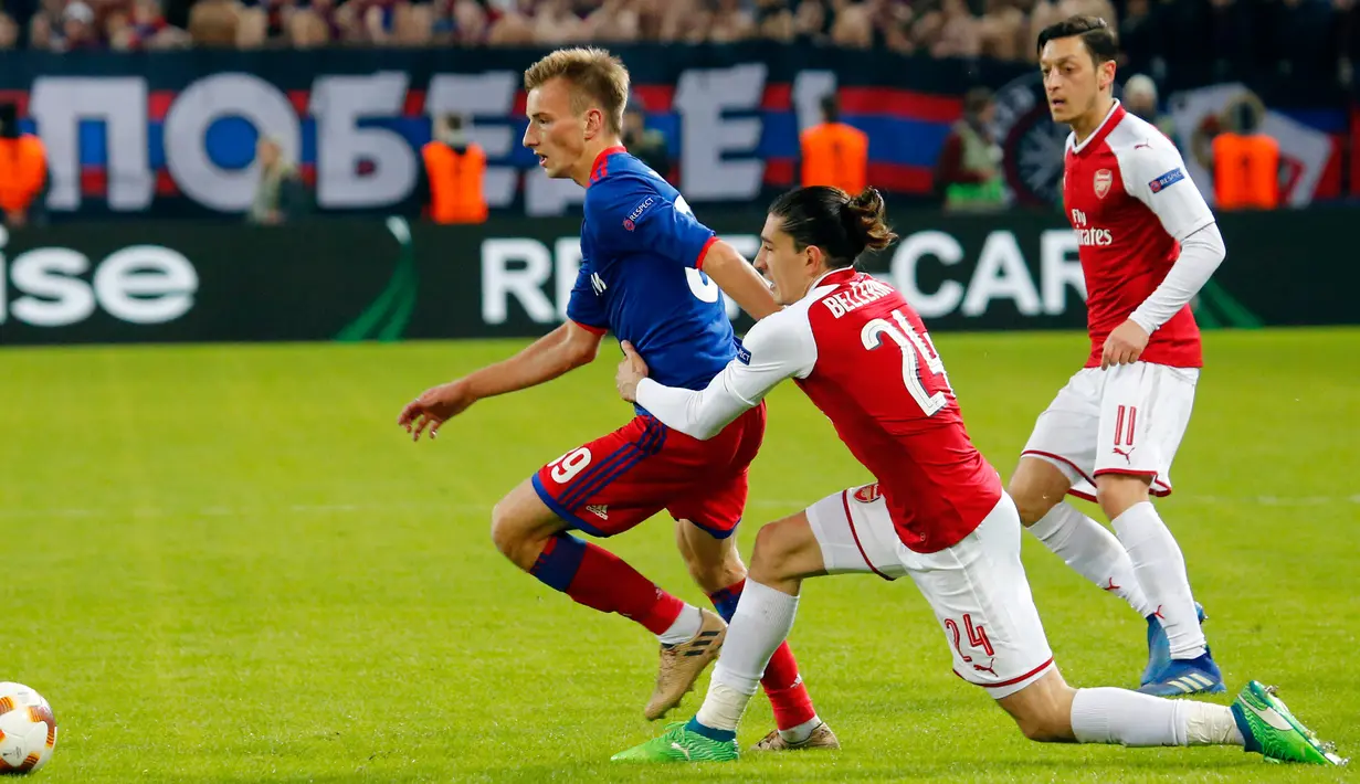 Pemain CSKA Moscow, Konstantin Kuchaev berebut  bola dengan pemain Arsenal, Hector Bellerin pada laga leg kedua perempat final Liga Europa di VEB Arena, Jumat (13/4). Berkat hasil imbang 2-2 , Arsenal unggul dengan agregat 6-3. (AP/Pavel Golovkin)