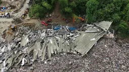 Sejumlah alat berat, ambulans, mobil pemadam kebakaran hingga pesawat nirawak (drone) dikerahkan untuk mendukung operasi pencarian dan penyelamatan. Tampak dalam foto, tim penyelamat melanjutkan operasi pencarian di lokasi runtuhnya fasilitas pemilahan sampah di Binaliw, kota Cebu, Filipina tengah pada hari Sabtu, 10 Januari 2026. (AP Photo/Jacqueline Hernandez)