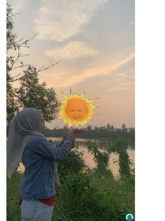 Wanita Ini Minta Diedit Foto Mataharinya Pas di Tangan, 8 Hasilnya Bikin Tepuk Jidat