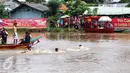 Warga berusaha menangkap bebek yang dilepas di kali Cisadane pada perayaan Peh Cun di Pasar Lama, Kota Tangerang, Kamis (9/6). Sebanyak 100 bebek dilepas sebagai tradisi ungkapan buang kias. (Liputan6.com/Fery Pradolo)