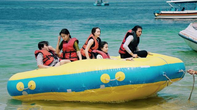 Bintang Dari Jendela SMP Liburan di Tanjung Benoa, Bali (Foto: Instagram/@aaditzky/@saskiachadwick_)