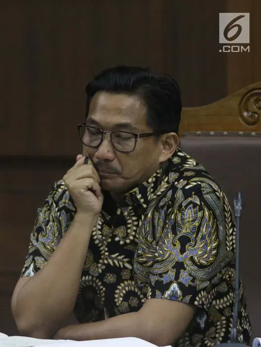 Terdakwa dugaan suap/gratifikasi terkait kerja sama jasa pelayaran yang juga anggota komisi VI DPR RI, Bowo Sidik Pangarso saat menjalani sidang lanjutan di Pengadilan Tipikor, Jakarta, Rabu (28/8/2019). Sidang mendengar keterangan saksi-saksi. (Liputan6.com/Helmi Fithriansyah)
