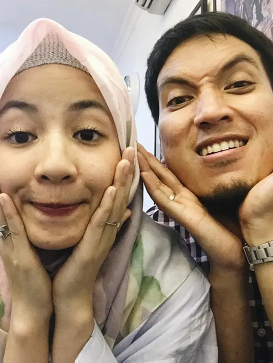 "Pengin nambah anak lagi cowok, kalau bisa ya, biar Desta juga ada yang nemenin salat Jumat," pungkas Natasha Rizky. (Instagram/natasharizkynew)