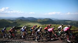 Pembalap melintas di pegunangan saat beraksi pada ajang Tour de France 2023 di Puy de Dome, Prancis (9/7/2023). Tour de France tidak hanya menyuguhkan jalur yang menantang namun juga menyajikan indahnya pemandangan. (Photo by Anne-Christine POUJOULAT / AFP)