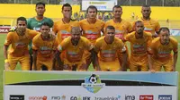 Sriwijaya FC berpose sebelum menjamu Persela di Stadion Bumi Sriwijaya, Palembang, Selasa (26/9/2017). (Bola.com/Riskha Prasetya)
