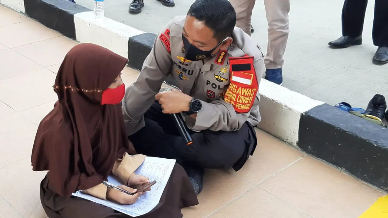 Polres Metro Jakarta Pusat bagikan 100 modem gratis kepada masyarakat sekitar.