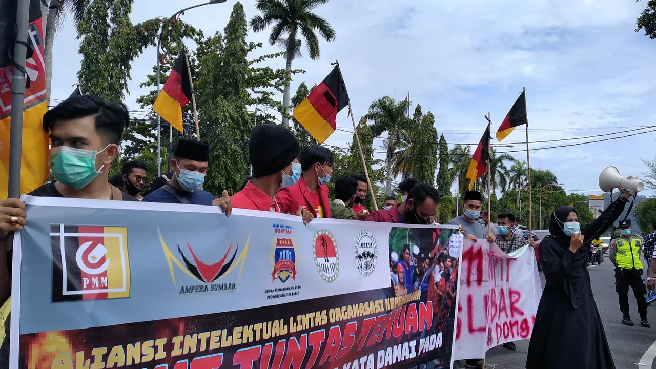 Mahasiswa melakukan orasi di depan kantor Gubernur Sumbar terkait penyelewengan dana Covid-19, Senin (8/3/2021). (Liputan6.com/ Novia Harlina)
