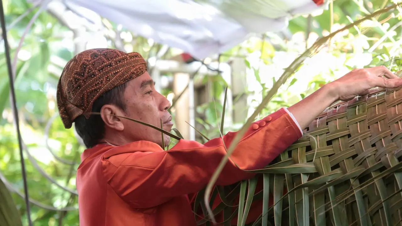 [Bintang] Jokowi Pasang Bleketepe