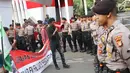 Sejumlah massa yang mengaku dari Himpunan Mahasiswa Islam saat unjuk rasa di depan Gedung KPK, Jakarta, Rabu (18/9/2019). Dalam aksinya, mereka menolak pimpinan KPK terpilih periode 2019-2023. (Liputan6.com/Helmi Fithriansyah)