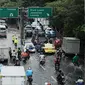 Kepadatan lalu lintas terlihat di Jalan S Parman arah Tomang, Jakarta Barat, Selasa (21/2). Kemacetan terjadi sebagai imbas genangan air sekitar 20-30 cm di depan Universitas Tarumanagara (Untar). (Liputan6.com/Gempur M Surya)