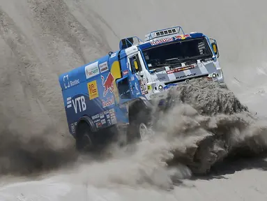 Pembalap Airat Mardeev dan rekannya Aydar Belyaev dari Rusia mengendalikan truk Kamaz mereka pada tahap 11 Reli Dakar 2018 antara Belen dan Chilecito / Fiambala, Argentina, (17/1). (AP Photo / Ricardo Mazalan)