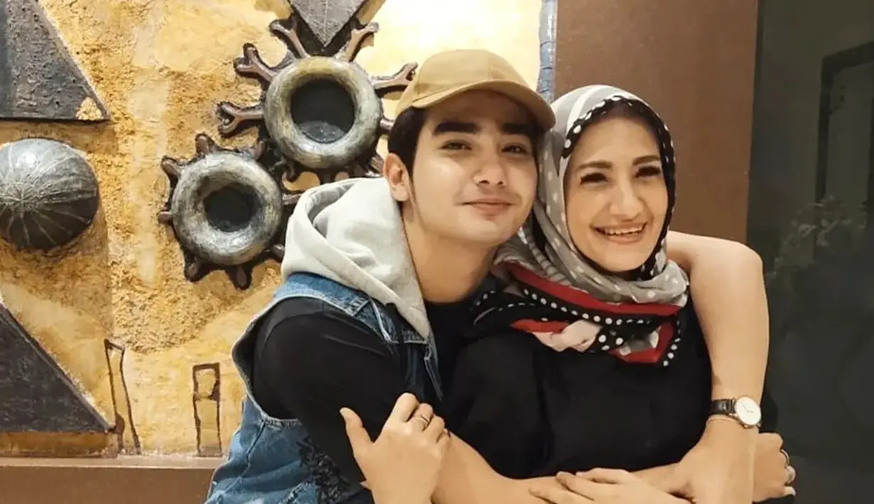 Kini sudah jadi aktor papan atas dan dipadatkan dengan jadwal syuting, Mahdy Reza jadi harus terpisah jarak dengan ibundanya yakni Jakarta – Yogyakarta. Meski begitu, bintang film 4 Sekawan Sebelum Dunia Terbalik ini selalu luangkan waktu untuk bertemu sang bunda meski hanya beberapa jam saja. Terlihat dari sederet unggahan bareng sang ibu, aktor kelahiran 1997 ini sosok yang penyayang. (Liputan6.com/IG/@xenaavadaq)