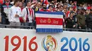 Fans Kosta RiKa membawa bendera untuk memberi semangat kepada timnya saat melawan AS pada laga penyisihan Grup A Copa America Centenario 2016 di Chicago, Illinois, AS, (8/6/2016) WIB. (AFP/ Tasos Katopodis)