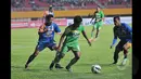 Arema Cronus membungkam Persebaya Surabaya dengan skor 1-0 di babak semifinal saat SCM Cup 2015 di Stadion Jakabaring, Palembang, Minggu (25/1/2015). (Liputan6.com/Johan Tallo)