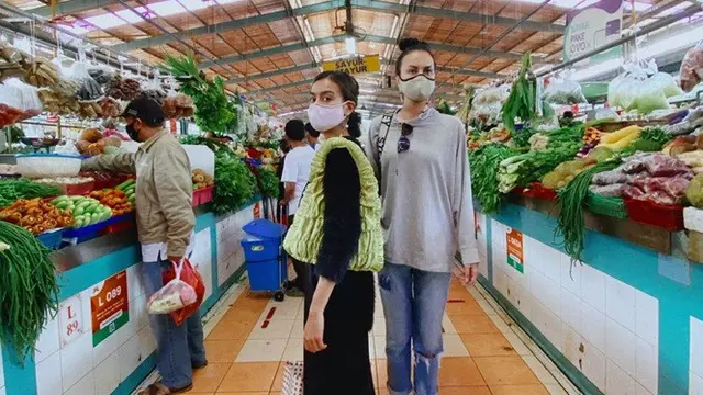 Gaya OOTD 10 Seleb saat Belanja di Pasar Ini Curi Perhatian, Ada yang Tampil Stylish