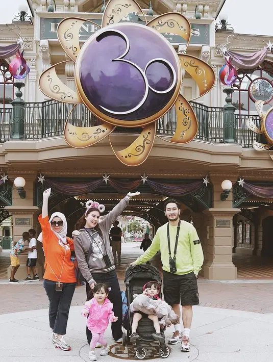 Syahnaz Sadiqah bersama anak kembar dan suaminya, Jeje Govinda menikmati quality time bareng keluarga dengan jalan-jalan, nih. (FOTO: instagram.com/syahnazs/)