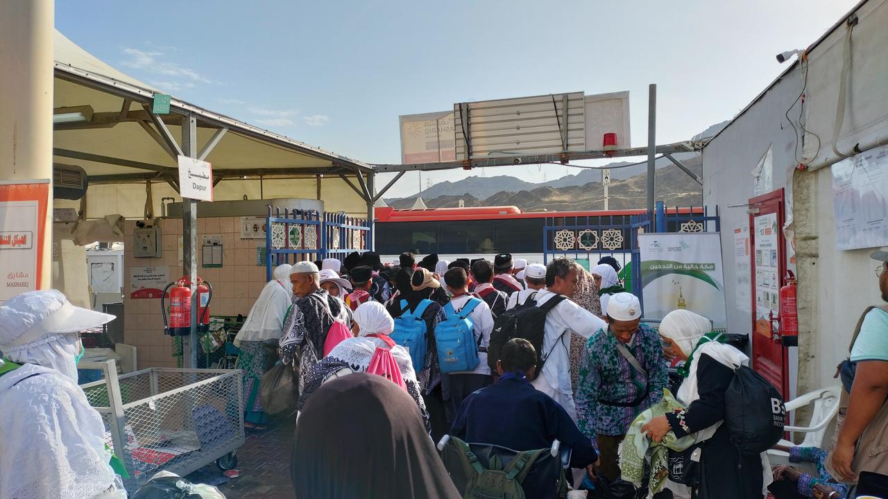 Jemaah haji Indonesia yang mengambil nafar awal mulai diberangkatkan dari tenda-tenda Mina menuju hotel mereka di Makkah. (FOTO: MCH PPIH ARAB SAUDI 2023)