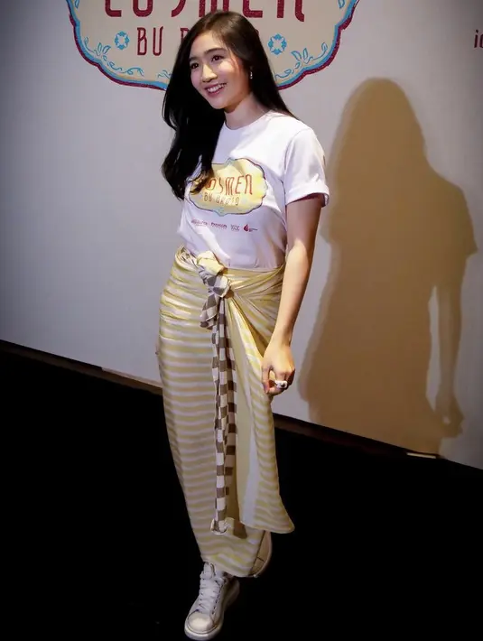 Febby tampil dengan kain kuning dipadukan tshirt putih dan sneakersnya. [Instagram/@febbyrastanty]