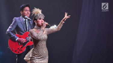 Penyanyi Syahrini berduet dengan musisi Rendy Pandugo saat konser Journey of Syahrini di Ciputra Artpreneur, Jakarta, Kamis (20/9). Konser ini merupakan perayaan 10 tahun kiprah Syahrini di dunia musik. (Liputan6.com/Faizal Fanani)