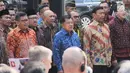 Wakil Presiden Jusuf Kalla menghadiri pembukaan pameran lukisan koleksi Istana di Galeri Nasional RI, Jakarta, Selasa (1/8). Pameran yang menampilkan lukisan koleksi istana tersebut akan di buka untuk umum besok rabu (2/8). (Liputan6.com/Angga Yuniar)