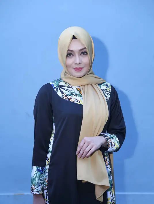 "Membatasi sih enggak, tapi karena waktunya engga cukup. Sekarang setelah berhijrah aku bingung malah ada aja kegiatan. Tiap hari ada aja rejeki. Malah berlipat ganda dari sebelumnya. Kuasa Allah tuh baik banget," lanjutnya. (Nurwahyunan/Bintang.com)