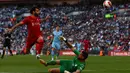 Mohamed Salah punya kans untuk memperbesar kemenangan buat Liverpool namun bola sepakannya belum mampu masuk kearah gawang Steffen. (AFP/Adrian Dennis)