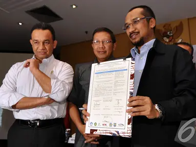 Abraham Samad memperlihatkan nota kerjasama penanganan korupsi dana pendidikan, Jakarta, Senin (15/12/2014). (Liputan6.com/Miftahul Hayat)