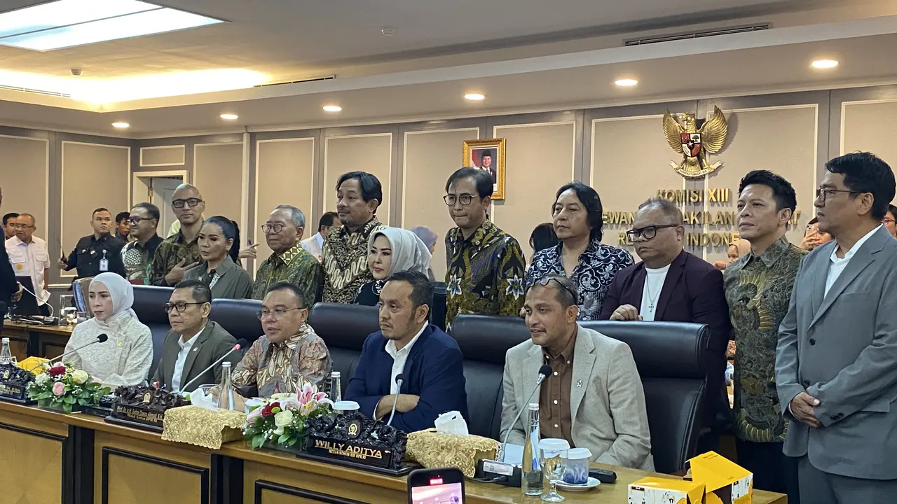 Rapat konsultasi DPR bersama Kementerian Hukum, Lembaga Manajemen Kolektif Nasional (LMKN) hingga musisi di DPR, Kamis (20/8/2025)