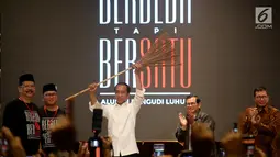 Capres petahana Jokowi mengangkat sapu lidi pada acara Deklarasi Alumni Pangudi Luhur (PL) untuk Jokowi-Ma'ruf Amin di SCBD, Jakarta, Rabu (6/2). Sapu tersebut merupakan simbol agar Jokowi membersihkan koruptor jika kembali terpilih. (Liputan6.com/HO/Jo)