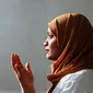 Ilustrasi muslimah, memanjatkan doa. (Foto oleh Thirdman: https://www.pexels.com/id-id/foto/orang-wanita-agama-budaya-7956903/)