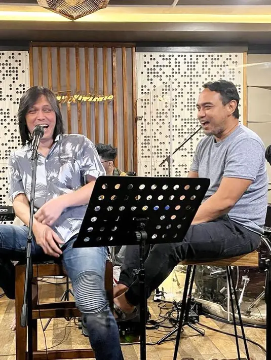 Bukan hanya menggandeng penyanyi wanita saja, namun Bebi Romeo juga mengikutsertakan Once Mekel. Momen latihan keduanya juga diunggah dalam akun Instagram pribadi milik Bebi Romeo. (Liputan6.com/IG/@meisya__siregar)