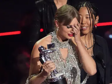 Taylor Swift menerima penghargaan pada ajang MTV Video Music Awards di Prudential Center, Newark, New Jersey, Amerika Serikat, 28 Agustus 2022. Taylor Swift memenangi penghargaan bergengsi 'Video of the Year' untuk All Too Well (10 Minute Version) (Taylor's Version). (Photo by Charles Sykes/Invision/AP)