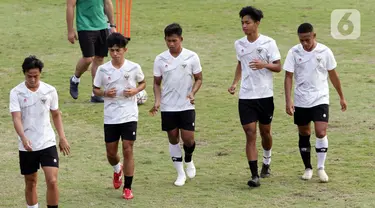 Pesepakbola Timnas U-19 Indonesia saat jeda latihan di Lapangan A Gelora Bung Karno, Jakarta, Selasa (30/8/2022). Timnas U19 Indonesia akan tampil di Kualifikasi Piala Asia U20 2023 pada 14-18 September mendatang. Indonesia berada di Grup F bersama Vietnam, Hongkong, dan Timor Leste. (Liputan6.com/Helmi Fithriansyah)