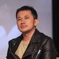 "Episode yang ditampilkan pak Sjuman Jaya itu seperti babakan-babakan sejarah. Dalam film itu, saya belum menemukan alasan yang kuat mengapa Kartini lebih memilih menikah ketimbang tinggal bersama ibunya," ucap Hanung. (Nurwahyunan/Bintang.com)