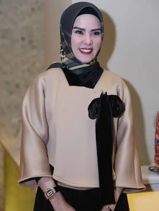 "Alhamdulillah baik-baik saja, selagi masih positif semua mendukung saja. Ngomong kerjaan saja," ujar Angel Lelga di kawasan Epicentrum, Jakarta Selatan. (Nurwahyunan/Bintang.com)