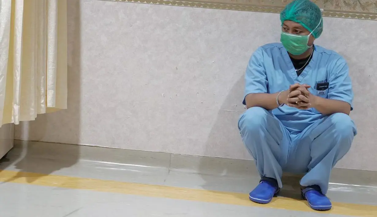 Denny juga mengungkapkan jika menurut dokter kelahiran anak pertamanya lebih cepat dari perkiraan. Oleh karena itu, sang anak pertama yang berjenis kelamin perempuan ini harus menjalani pengawasan dan perawatan intensif terlebih dahulu. (Liputan6.com/IG/@denny_caknan)