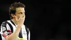 Penyerang Juventus, Alessandro Del Piero letiak bertanding di partai Serie A kontra Inter Milan pada 18 April 2009 di Olimpico Stadium, Turin. AFP PHOTO/DAMIEN MEYER