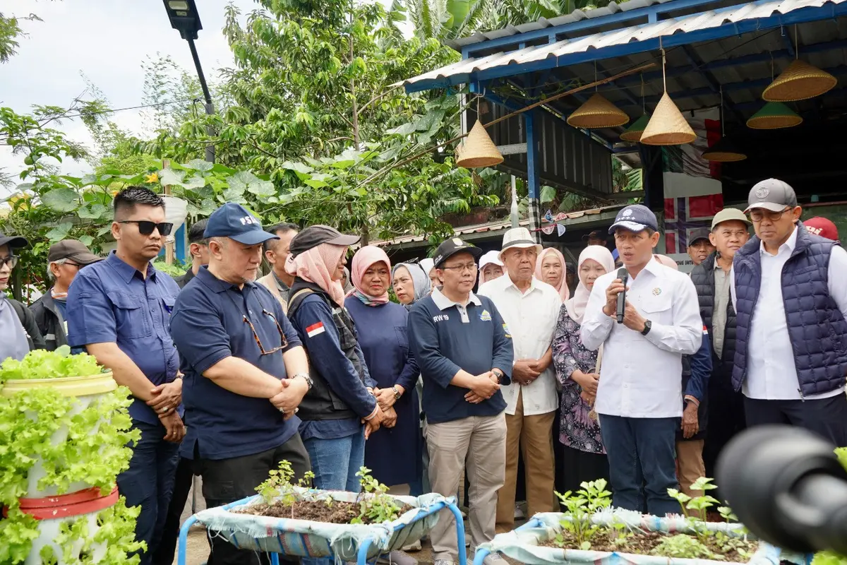 Menteri Lingkungan Hidup Hanif Faisol Nurofiq