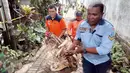 Petugas saat melakukan evakuasi serpihan pesawat Super Tucano yang jatuh menimpa rumah warga di kawasan Jalan LA Sucipto Kota Malang, Jawa Timur, (10/2). Pesawat diketahui berputar - putar di atas langit sebelum jatuh. (Liputan6.com/Zainul Arifin)