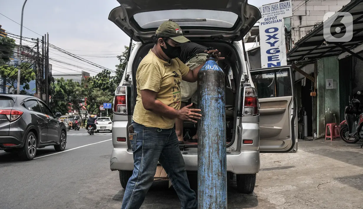 Warga saat mengisi ulang oksigen medis di kawasan Manggarai, Jakarta, Selasa 1/2/2022). Pengelola jasa pengisian oksigen di kawasan Manggarai mengungkapkan permintaan oksigen medis mengalami kenaikan sejak seminggu lalu seiring meningkatnya kasus Covid-19. (merdeka.com/Iqbal S Nugroho)