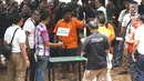 Tersangka insiden penembakan peluru nyasar di ruangan anggota DPR, IAW, menjalani proses rekonstruksi Lapangan Tembak Senayan, Jakarta, Jumat (19/10). IAW dan RMY merupakan Pegawai Negeri Sipil Kementrian Perhubungan. (Liputan6.com/Immanuel Antonius)