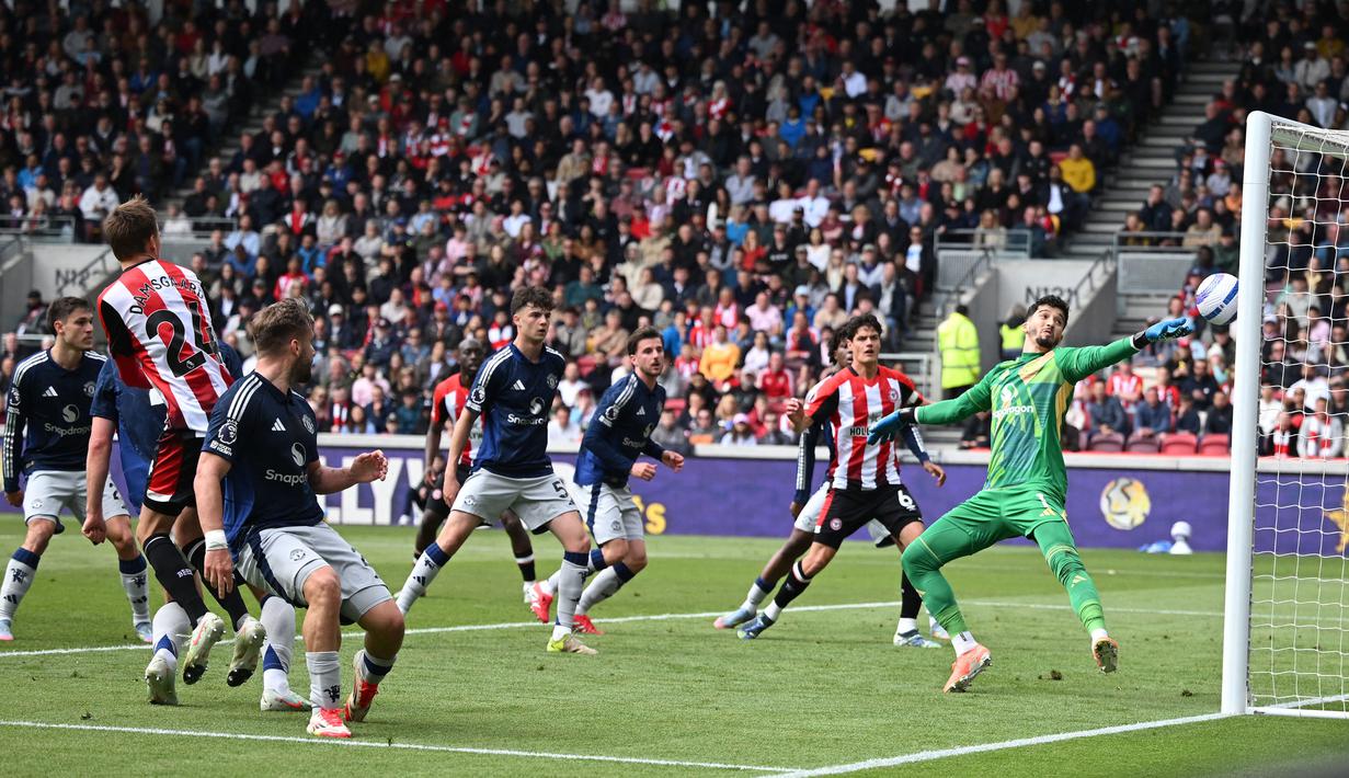 Kiper Manchester United, Altay Byindir (kanan) gagal menghalau bola tendangan pemain Brentford, Mikkel Damsgaard dalam laga lanjutan Liga Inggris 2024/2025 di Gtech Community Stadium, London, Inggris, Minggu (04/05/2025) waktu setempat. (AFP/Justin Tallis)