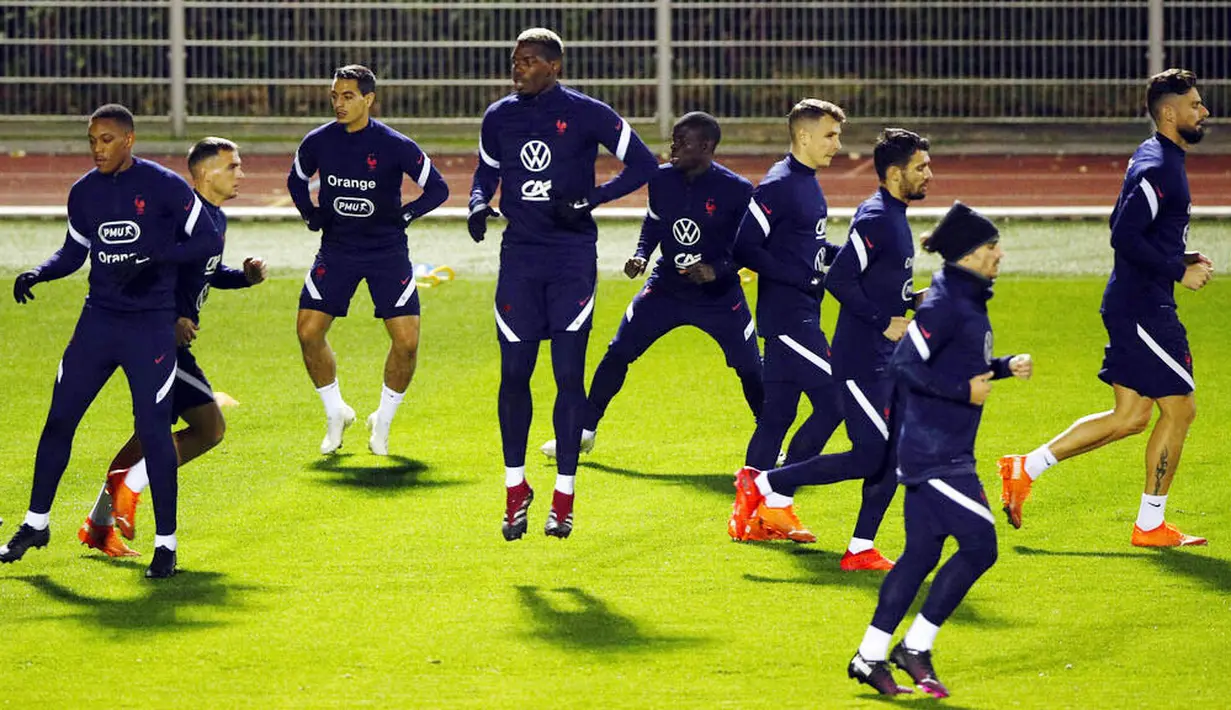 Para pemain Prancis saat melakukan latihan jelang laga uji coba di Clairefontaine-en-Yvelines, Selasa (10/11/2020). Prancis akan berhadapan dengan Finlandia. (Yoan Valat, Pool via AP)