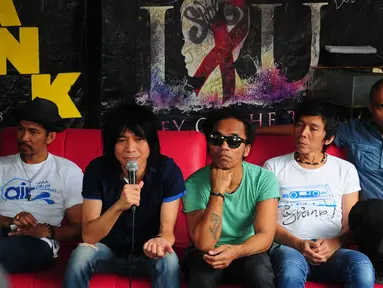 Gitaris Slank, Abdee (kedua kiri) didampingi Ridho (kiri), Kaka (tengah), Bimbim (kedua kanan) dan Ivanka (kanan) memberi keterangan pers terkait hengkangnya Abdee Negara dari slank di Gang Potlot, Jakarta, Minggu (22/3). (Liputan6.com/Yoppy Renato)