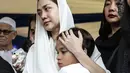 Bunga Citra Lestari atau BCL memeluk anaknya Noah Sinclair saat pemakaman jenazah Ashraf Sinclair di San Diego Hills, Karawang, Jawa Barat, Selasa (18/2/2020). Ashraf Sinclair meninggal dunia pada usia 40 tahun diduga akibat serang jantung. (Liputan6.com/Faizal Fanani)